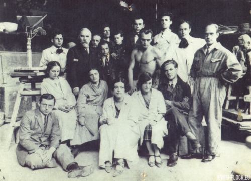 Roma Szereszewska (fourth from the left in the first row) in the studio of professor Konstanty Laszczka, Cracow, early 1920s